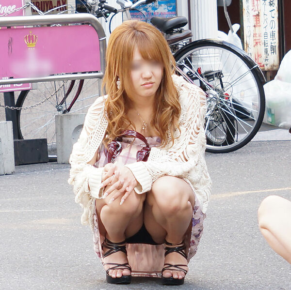 しゃがみパンチラエロ画像