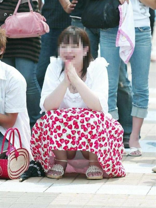 しゃがみパンチラエロ画像