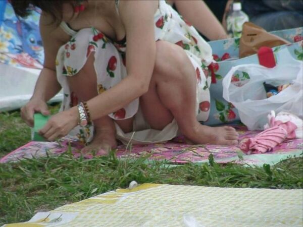 しゃがみパンチラエロ画像