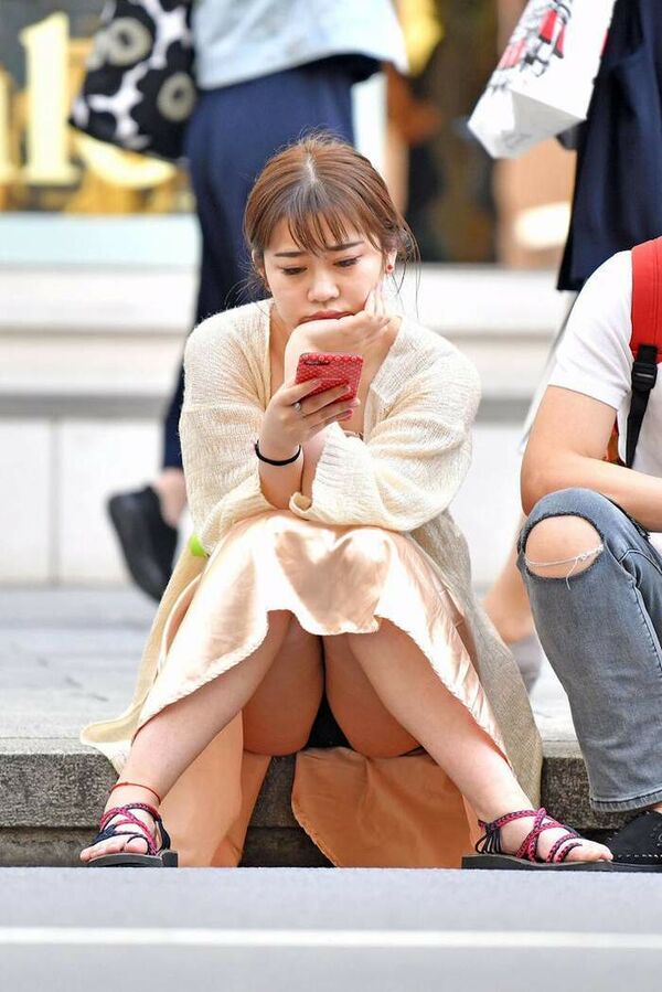 しゃがみパンチラエロ画像