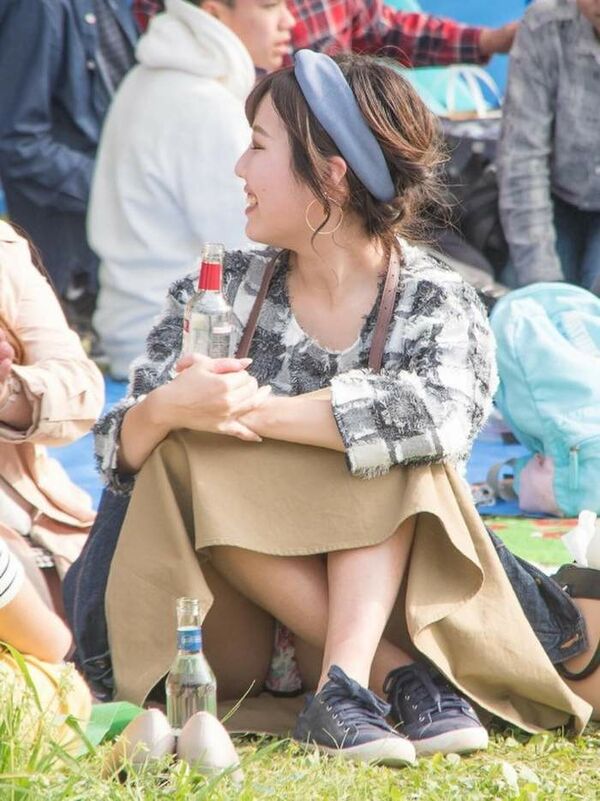 しゃがみパンチラエロ画像