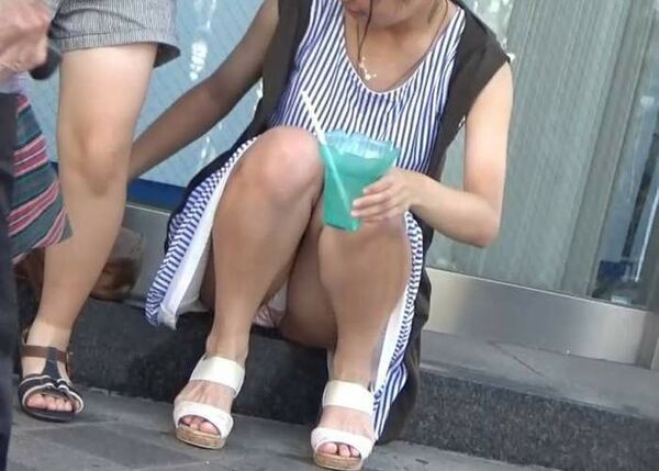 しゃがみパンチラエロ画像