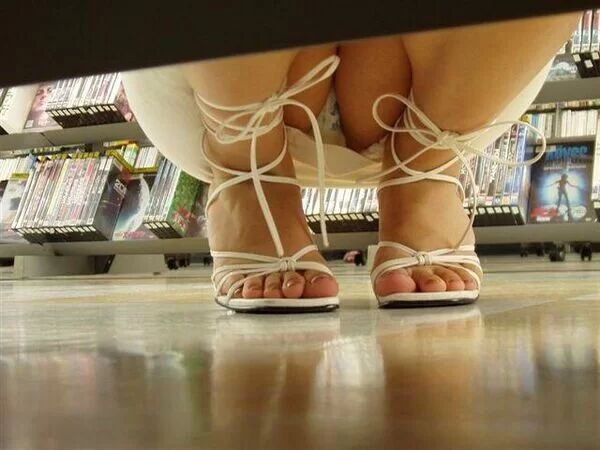しゃがみパンチラエロ画像