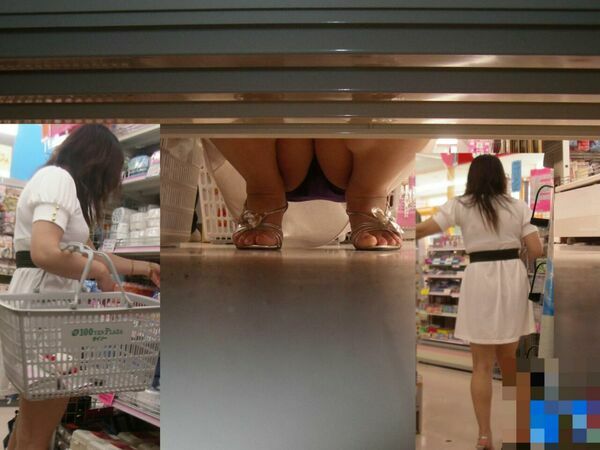 しゃがみパンチラエロ画像