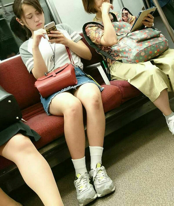 デニムスカートパンチラエロ画像