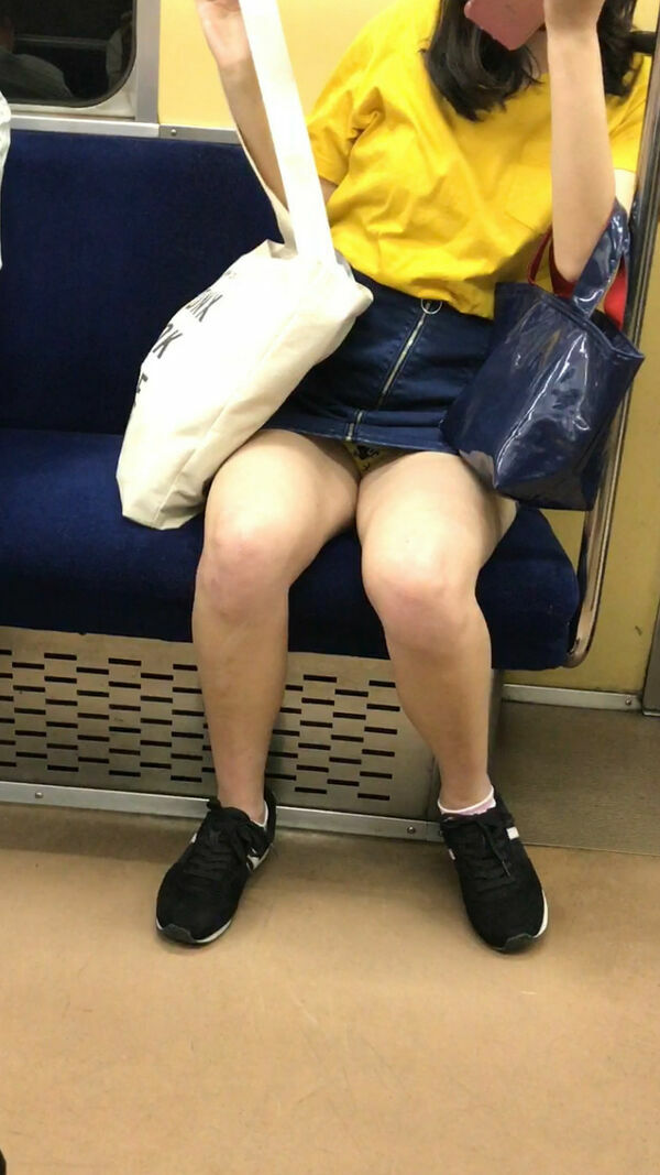 デニムスカートパンチラエロ画像