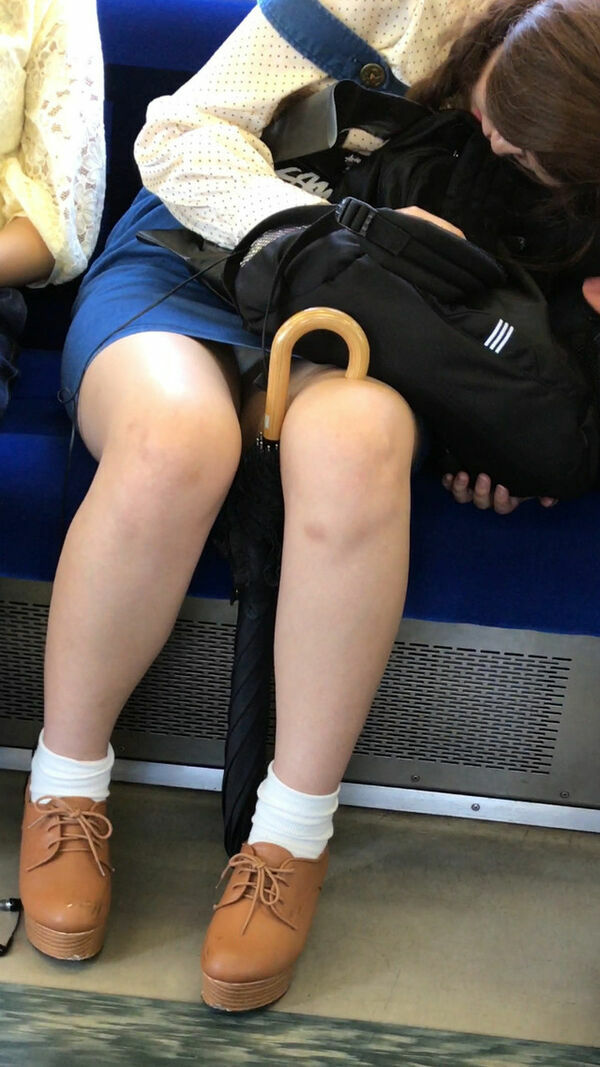 デニムスカートパンチラエロ画像