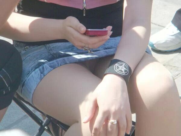 デニムスカートパンチラエロ画像