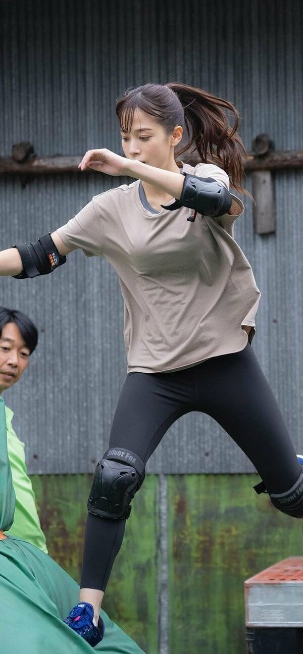 鷲見玲奈エロ画像