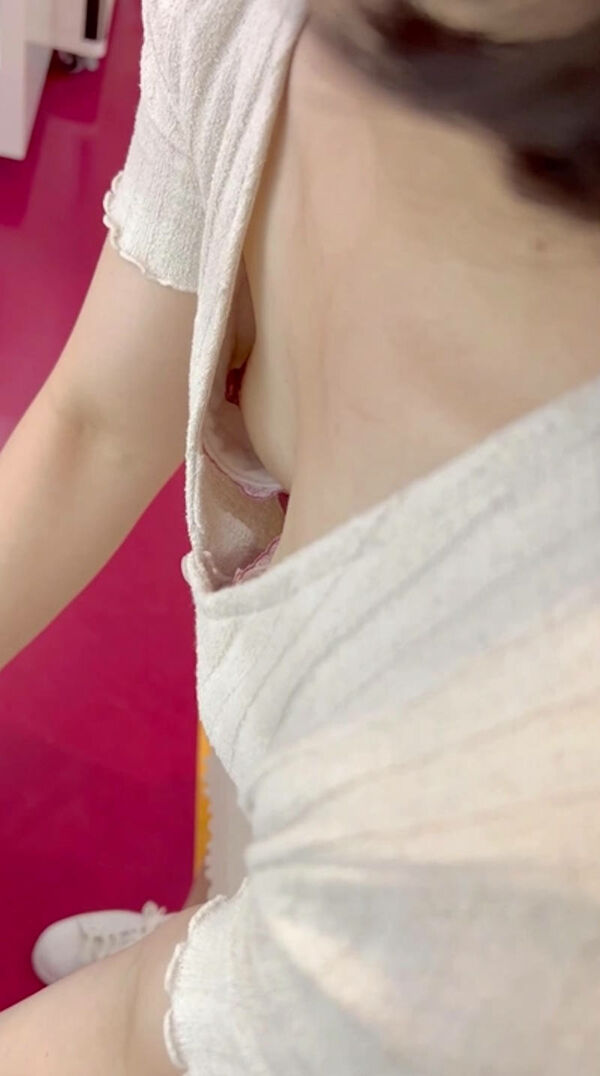 乳首チラエロ画像