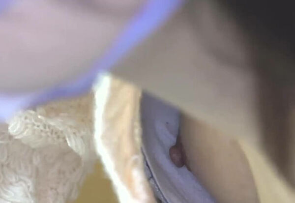乳首チラエロ画像