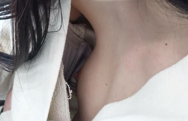 乳首チラエロ画像