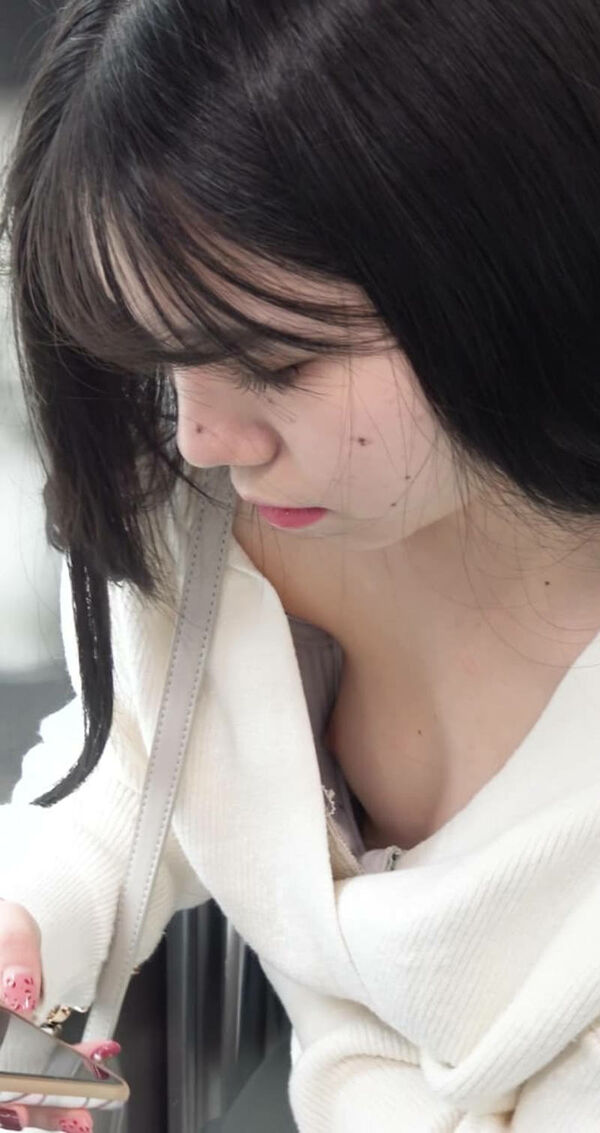 乳首チラエロ画像
