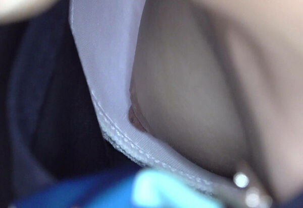 乳首チラエロ画像