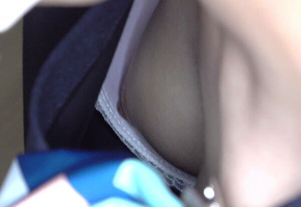 乳首チラエロ画像