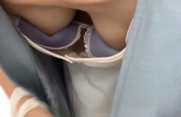 乳首チラエロ画像