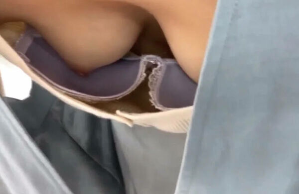 乳首チラエロ画像