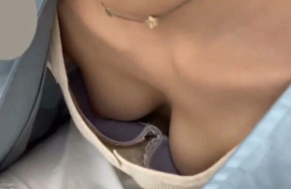 乳首チラエロ画像