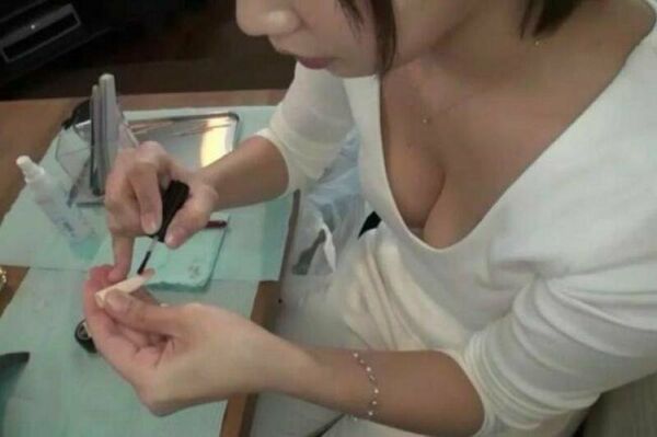 乳首チラエロ画像