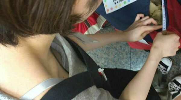 乳首チラエロ画像