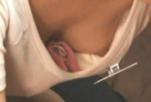 乳首チラエロ画像