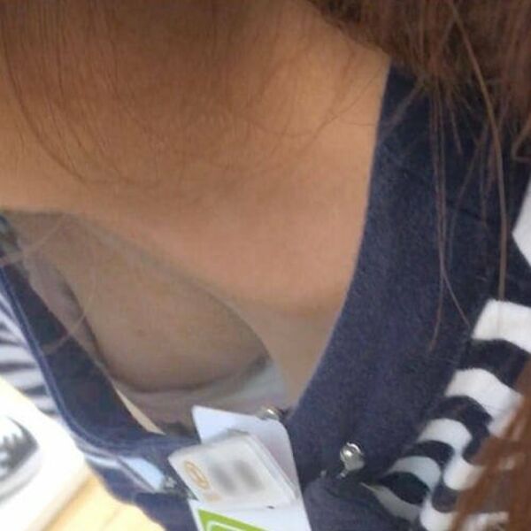 乳首チラエロ画像