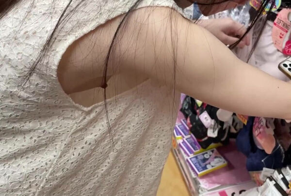 乳首チラエロ画像