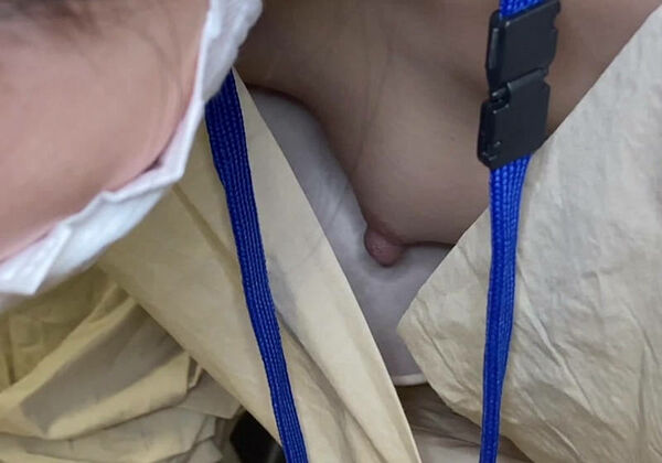 乳首チラエロ画像