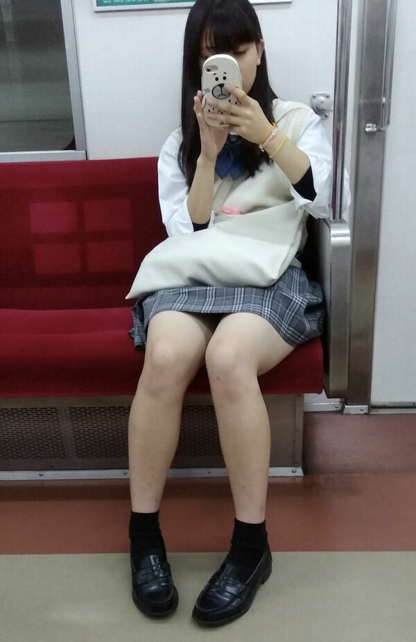 電車 太ももエロ画像