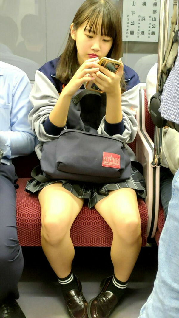 電車 太ももエロ画像