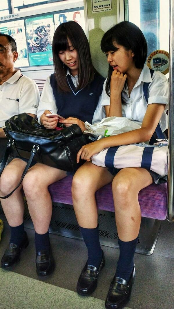 電車 太ももエロ画像