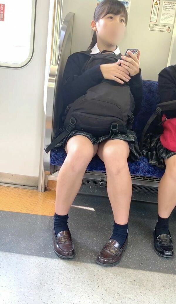電車 太ももエロ画像