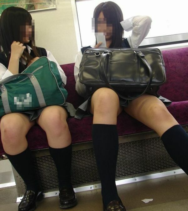 電車 太ももエロ画像