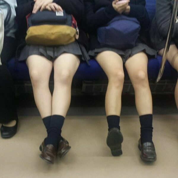 電車 太ももエロ画像