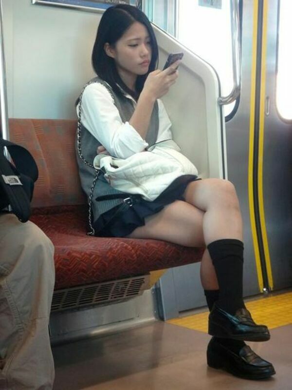 電車 太ももエロ画像