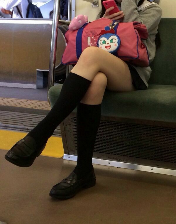 電車 太ももエロ画像