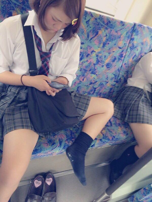 電車 太ももエロ画像