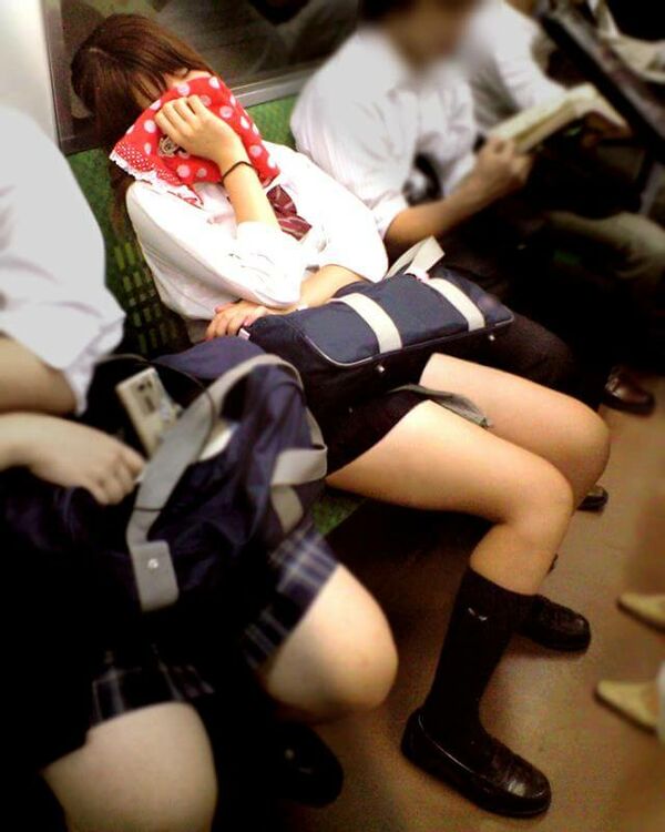 電車 太ももエロ画像