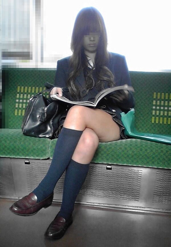 電車 太ももエロ画像