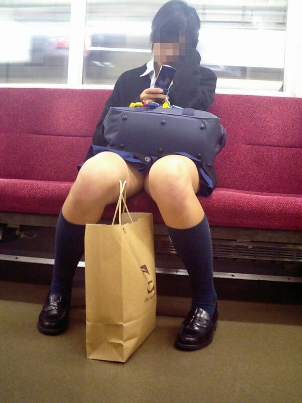 電車 太ももエロ画像