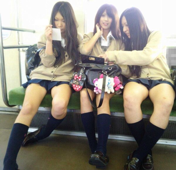 電車 太ももエロ画像