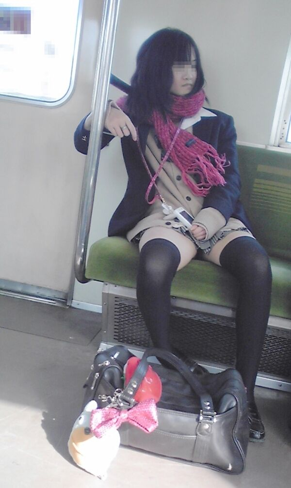 電車 太ももエロ画像