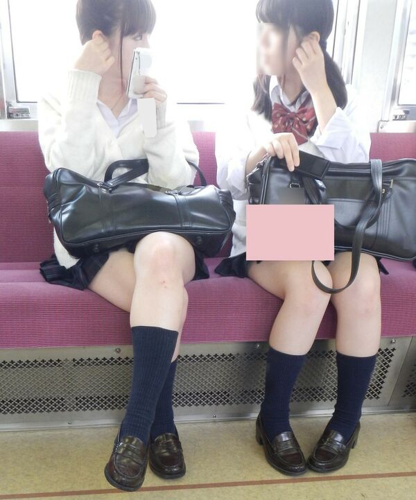電車 太ももエロ画像