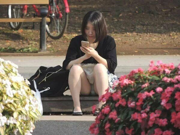 街撮りパンチラエロ画像