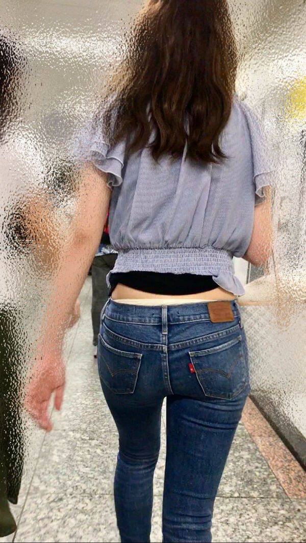 街撮りパンチラエロ画像