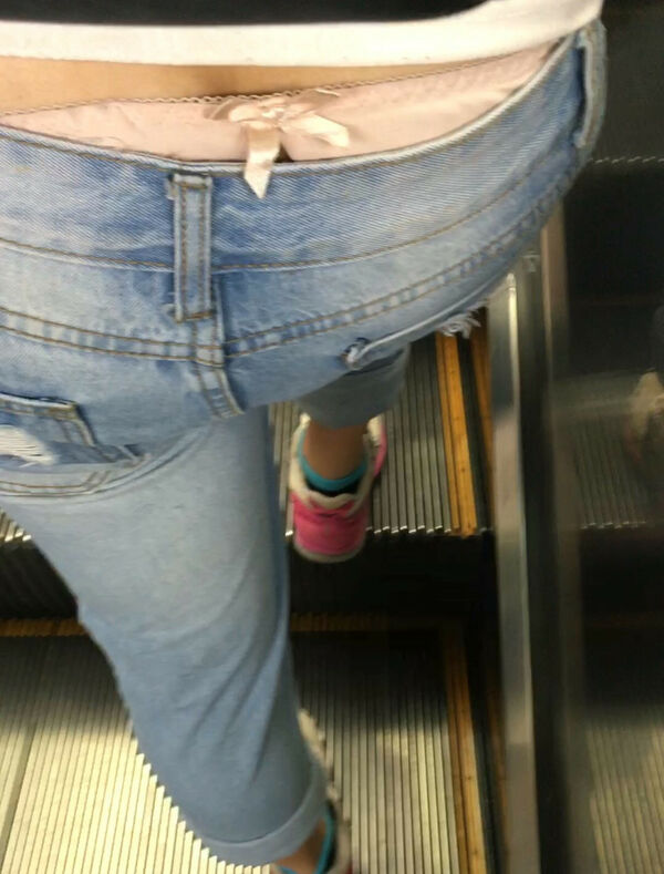 街撮りパンチラエロ画像