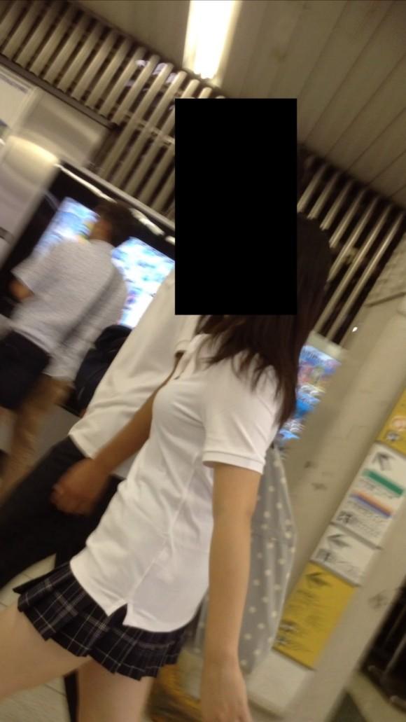 制服の上からでもわかる巨乳女子校生ｗｗのサムネイル