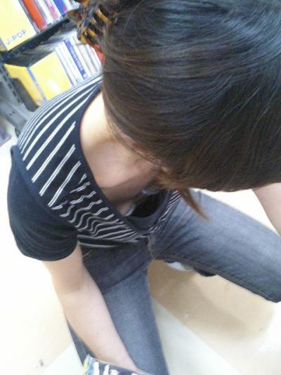 しゃがんだ時や屈んだ時のラッキー胸チラ！！のサムネイル画像