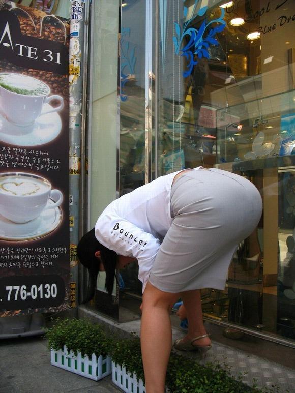 ヨダレが出るほどエロいOL達の生足！！のサムネイル