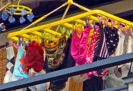 ベランダに干してあるOLの生乾き盗撮パンツ画像ｗｗのサムネイル